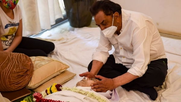 धर्मेंद्र से बोलीं सायरा- साहब ने पलक झपकी है