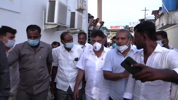 पुलिस के बड़े अधिकारी की मौजूदगी में मारा थप्पड़