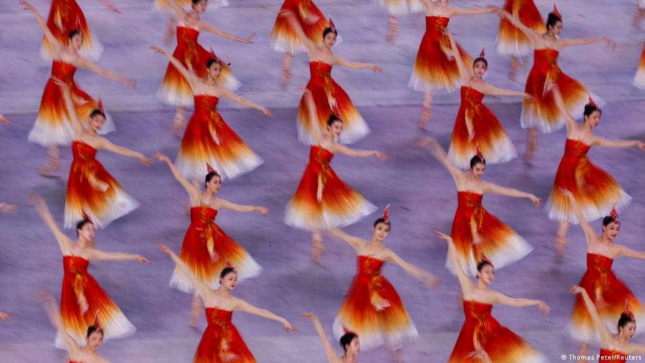 आर्थिक मुश्किलों के बदले खुशहाली पर जोर