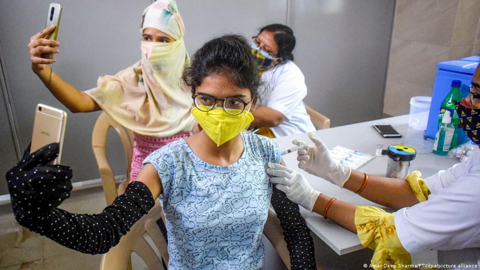 टीका लेते हुए सेल्फी