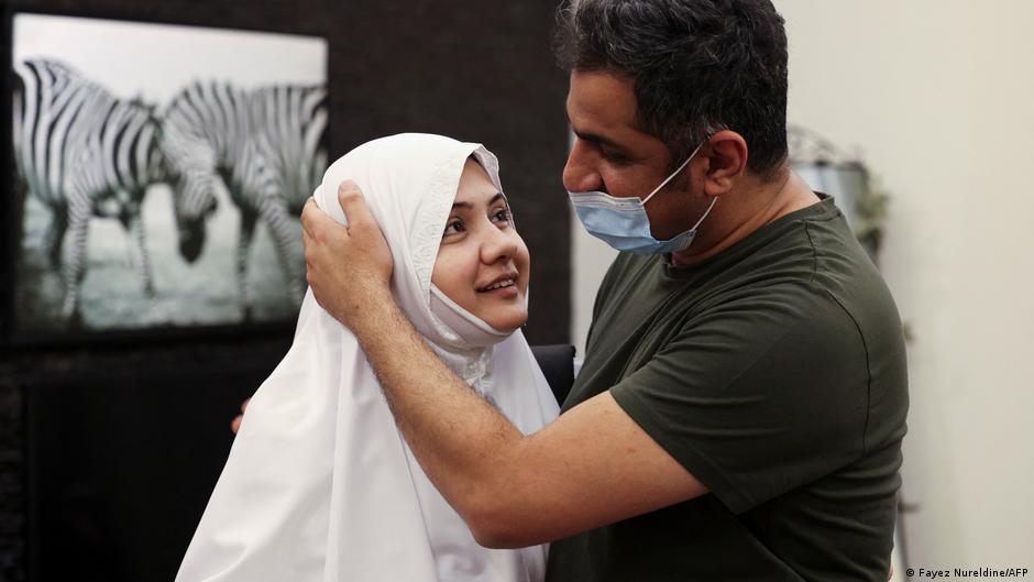 हज के लिए निकलने से पहले अपने पति को विदा कहतीं बुशरा