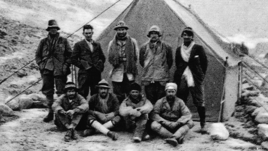 1924 में एवरेस्ट के बेस कैंप पर मालोरी और उनकी टीम. मालोरी (बिना टोपी के) 1924 में एवरेस्ट के बेस कैंप पर मालोरी और उनकी टीम. मालोरी (बिना टोपी के)