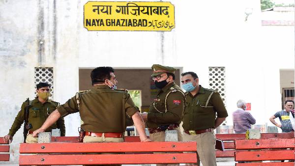 बच्ची ने पुलिस के साथ की शरारत