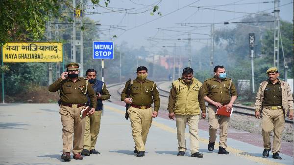 टीवी पर क्राइम शो देखना बच्ची को पसंद