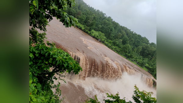 नदी-नाले उफान पर, बह रहे झरने