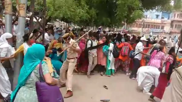 lathi-charge on Asaram supporters by Jodhpur Police on Guru Purnima lathi-charge on Asaram supporters by Jodhpur Police on Guru Purnima