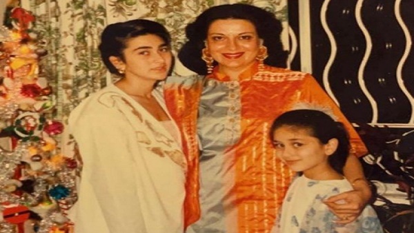 करीना की फोटो 80s की है करीना की फोटो 80s की है