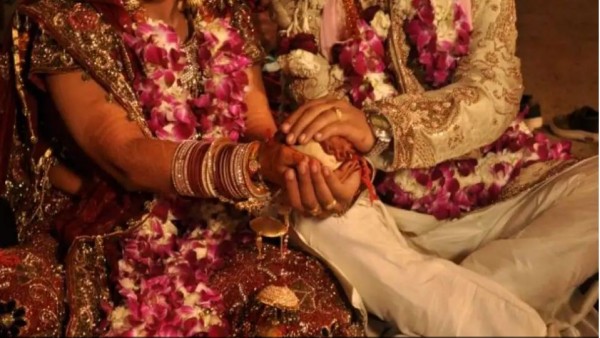 वरमाला के दौरान अचानक स्टेज पर चढ़ी महिला