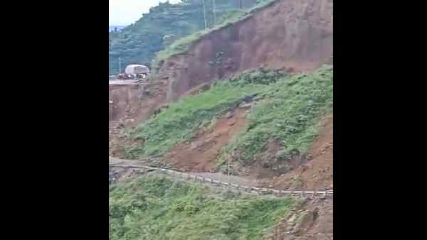 हिमाचल के सिरमौर में पहाड़ गिरा