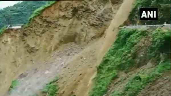 रोहतांग दर्रे के पास खराब मौसम के चलते फंसे टूरिस्ट