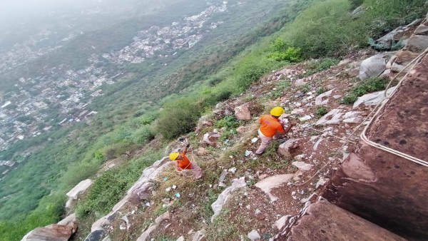 ए व एच कंपनी को लगाया गया