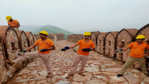  पहाड़ी से पत्थर ​भी गिरने लगे