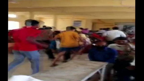 दरवाजा खुलते ही भीड़ अंदर घुसे लोग दरवाजा खुलते ही भीड़ अंदर घुसे लोग