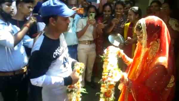 परिजनों के दबाव के चलते शादी करने के किया इनकार