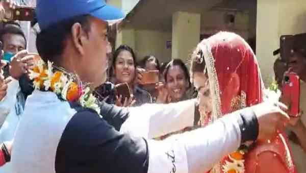 थाने में पुलिस करवाई शादी