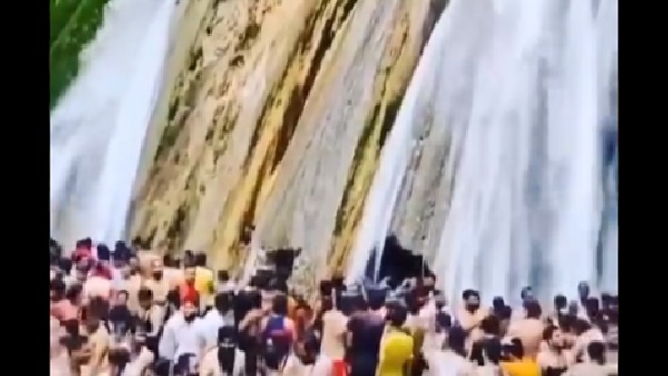 सोशल मीडिया पर नाराजगी