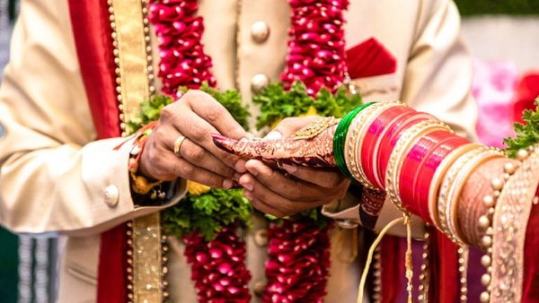 दूल्हे को पीटेने वाली महिला निकली दूल्हे की मां