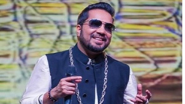 मीका-अकांक्षा कर रहे हैं डेट!