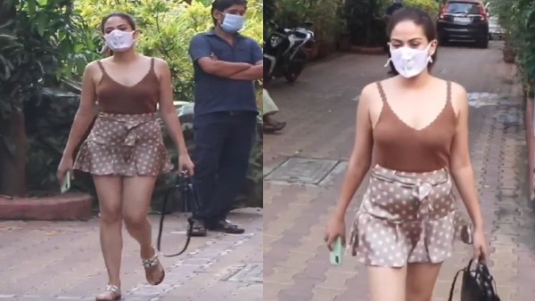  शॉर्ट स्कर्ट और स्लीवलेस टॉप में आईं नजर
