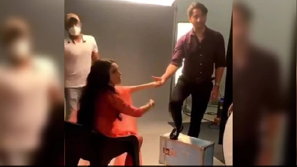 वीडियो में उनकी पहली मुलाकात को दिखाया गया वीडियो में उनकी पहली मुलाकात को दिखाया गया