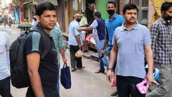 स्टूडेंट की तरह बैग टांग कर एसपी का चार्ज संभालने पहुंचे थे