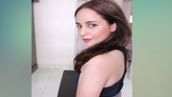 क्लीवेज और थाई दिखाने की कही बात क्लीवेज और थाई दिखाने की कही बात