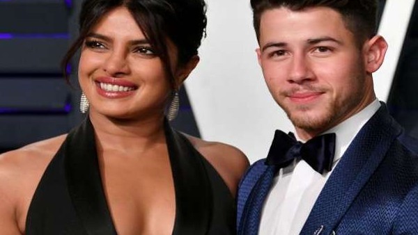 जुहु में प्रियंका चोपड़ा के पास एक बंगला है जुहु में प्रियंका चोपड़ा के पास एक बंगला है