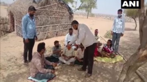 कक्षा 1 से 12 तक के छात्रों को पढ़ाने जाते हैं टीचर्स