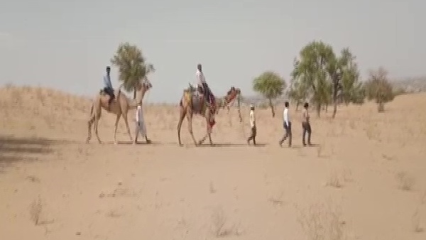 बच्चों में बांट रहे पढ़ाई संबंधी जरूरी सामान