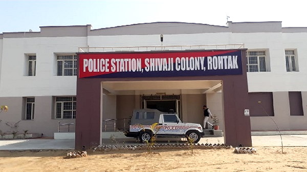 In Rohtak Haryana, ​a woman doctor was attacked by man when she was injecting a patient in clinic