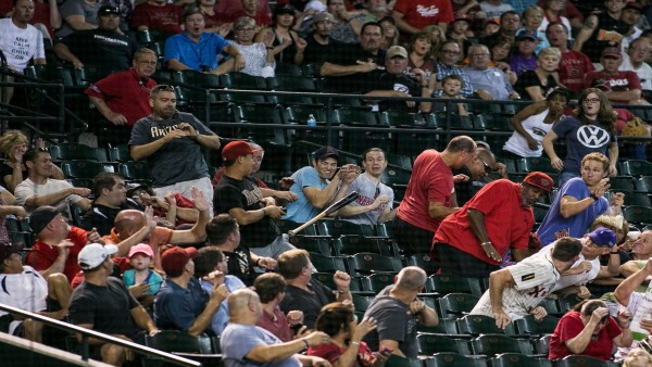 फाउल लपकने के दौरान दिखाया हैरतगेज करतब फाउल लपकने के दौरान दिखाया हैरतगेज करतब