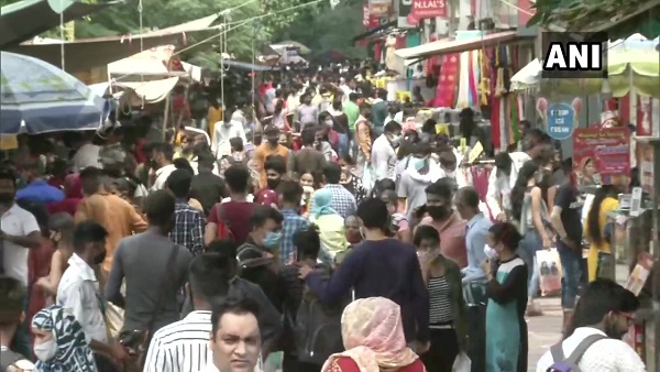 सरोजनी नगर मार्केट में लोगों की भारी भीड़