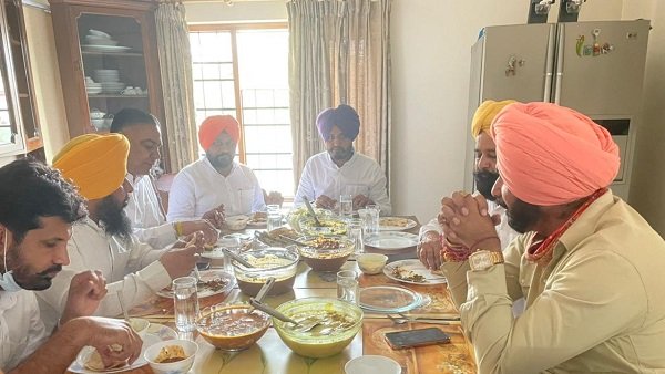 50 कांग्रेसी विधायकों से मिले सिद्धू 50 कांग्रेसी विधायकों से मिले सिद्धू