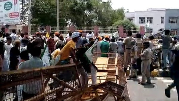 Farmers Protest in Sirsa Against Sedition Case, Knock Down police Barricades 