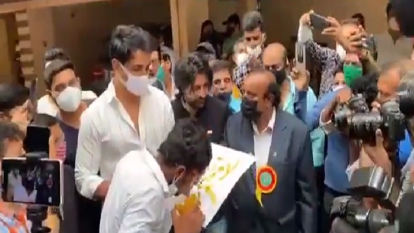 जीभ से सोनू सूद की बनाई LIVE पेंटिंग