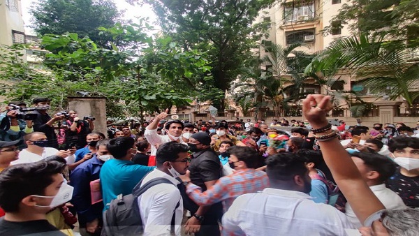 सोनू के घर के बाहर मनाया गया जश्न