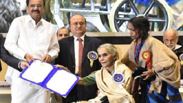 जब व्हीलचेयर पर बैठ कर नेशनल अवॉर्ड लेने गई थीं सुरेखा सीकरी जब व्हीलचेयर पर बैठ कर नेशनल अवॉर्ड लेने गई थीं सुरेखा सीकरी