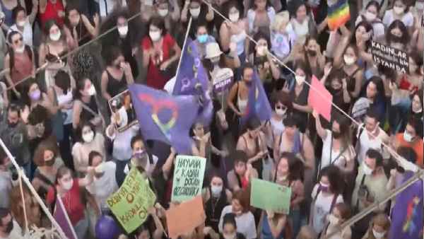 तुर्की में सुरक्षित महसूस करना मुमकिन नहीं-प्रदर्शनकारी महिला