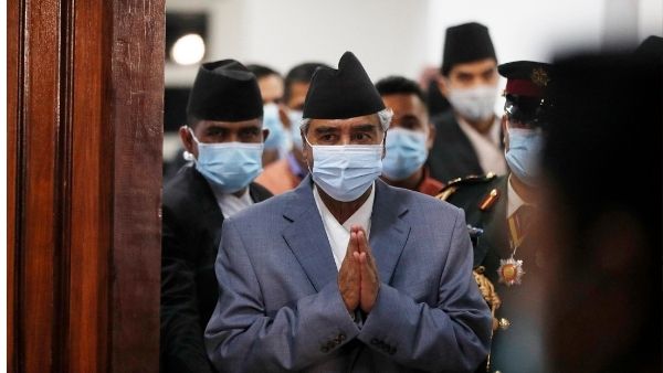 गर्मजोशी से बढ़ाया हाथ गर्मजोशी से बढ़ाया हाथ