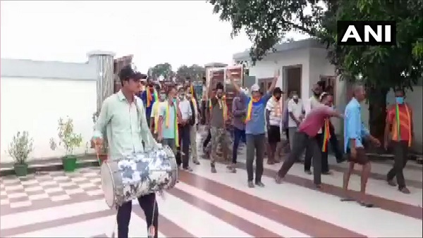 भावुक हुईं पुष्कर सिंह धामी की मां