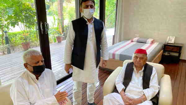 lalu yadav met with mulayam singh yadav akhilesh yadav share photo lalu yadav met with mulayam singh yadav akhilesh yadav share photo