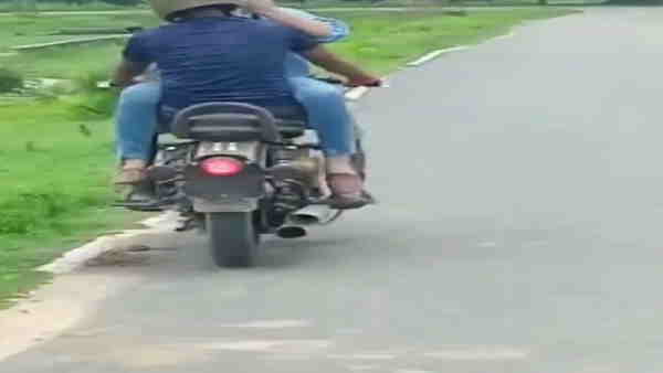 गांव वालों ने लगाई डांट