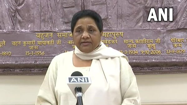BSP CHIEF mayawati said Congress brings people on daily wages to mobilize crowd BSP CHIEF mayawati said Congress brings people on daily wages to mobilize crowd