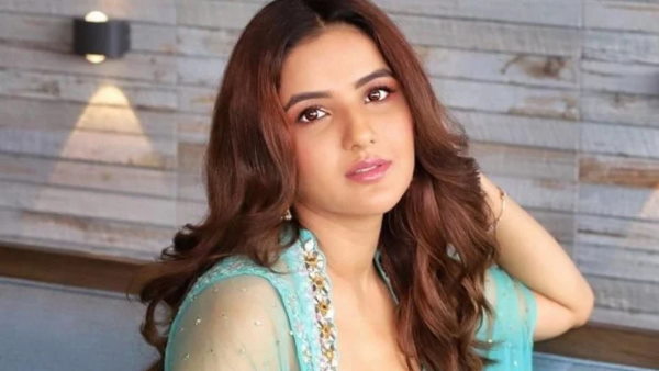 फैन ने अचानक से जैस्मिन को गाल पर किया kiss