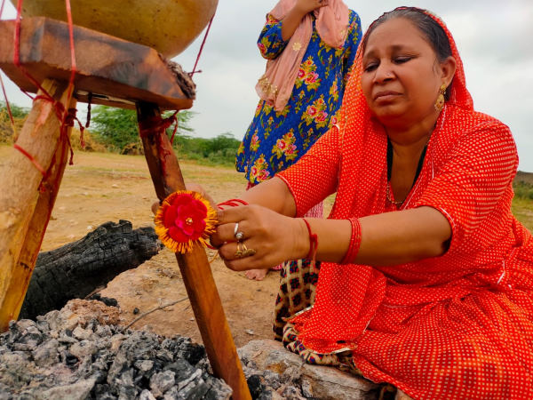 अस्थी कलश को राखी बांधी