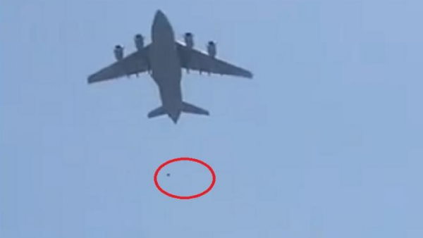 2 युवक लोगों के घरों के ऊपर गिरे