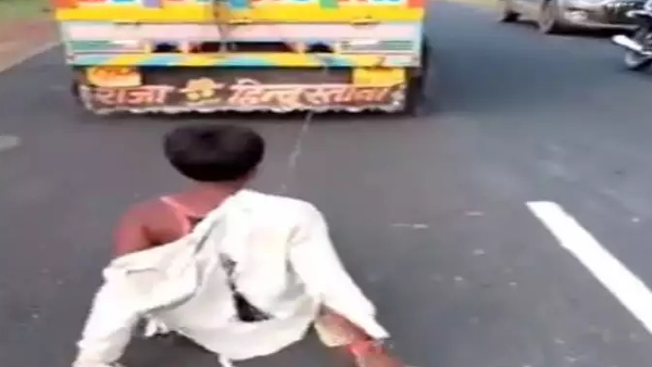 आदिवासी युवक को वाहन से बांधकर घसीटा आदिवासी युवक को वाहन से बांधकर घसीटा