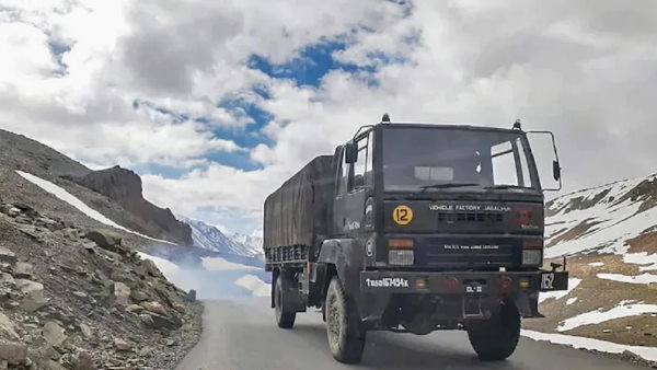 सर्दी में चीनियों के छूट रहे पसीने