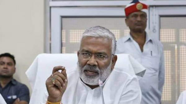 स्वतंत्र देव सिंह का जन्म मिर्जापुर में हुआ 