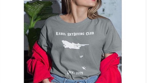टी-शर्ट पर लिखा है, 'काबुल स्काईडाइविंग क्लब' 